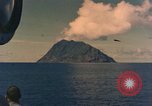Standbild amerikanische Matrosen Okinawa Ryukyu Inseln, 1945, aus Sekunde 10 historischem Filmmaterial Videoclip 65675038712
