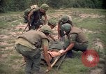 Standbild Betrieb Wahiawa verletzte mit Bell UH-1B Iroquois Huey Hubschrauber Cuchi Süd Vietnam, 1966, aus Sekunde 7 historischem Filmmaterial Videoclip 65675038728