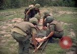 Standbild Betrieb Wahiawa verletzte mit Bell UH-1B Iroquois Huey Hubschrauber Cuchi Süd Vietnam, 1966, aus Sekunde 8 historischem Filmmaterial Videoclip 65675038728