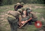 Standbild Betrieb Wahiawa verletzte mit Bell UH-1B Iroquois Huey Hubschrauber Cuchi Süd Vietnam, 1966, aus Sekunde 9 historischem Filmmaterial Videoclip 65675038728