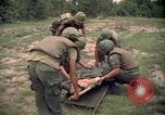 Standbild Betrieb Wahiawa verletzte mit Bell UH-1B Iroquois Huey Hubschrauber Cuchi Süd Vietnam, 1966, aus Sekunde 10 historischem Filmmaterial Videoclip 65675038728