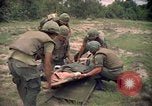 Standbild Betrieb Wahiawa verletzte mit Bell UH-1B Iroquois Huey Hubschrauber Cuchi Süd Vietnam, 1966, aus Sekunde 12 historischem Filmmaterial Videoclip 65675038728