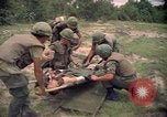 Standbild Betrieb Wahiawa verletzte mit Bell UH-1B Iroquois Huey Hubschrauber Cuchi Süd Vietnam, 1966, aus Sekunde 13 historischem Filmmaterial Videoclip 65675038728