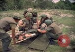 Standbild Betrieb Wahiawa verletzte mit Bell UH-1B Iroquois Huey Hubschrauber Cuchi Süd Vietnam, 1966, aus Sekunde 14 historischem Filmmaterial Videoclip 65675038728