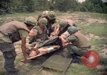 Standbild Betrieb Wahiawa verletzte mit Bell UH-1B Iroquois Huey Hubschrauber Cuchi Süd Vietnam, 1966, aus Sekunde 16 historischem Filmmaterial Videoclip 65675038728
