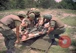 Standbild Betrieb Wahiawa verletzte mit Bell UH-1B Iroquois Huey Hubschrauber Cuchi Süd Vietnam, 1966, aus Sekunde 17 historischem Filmmaterial Videoclip 65675038728