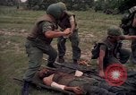 Standbild Betrieb Wahiawa verletzte mit Bell UH-1B Iroquois Huey Hubschrauber Cuchi Süd Vietnam, 1966, aus Sekunde 18 historischem Filmmaterial Videoclip 65675038728