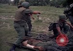 Standbild Betrieb Wahiawa verletzte mit Bell UH-1B Iroquois Huey Hubschrauber Cuchi Süd Vietnam, 1966, aus Sekunde 19 historischem Filmmaterial Videoclip 65675038728