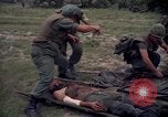 Standbild Betrieb Wahiawa verletzte mit Bell UH-1B Iroquois Huey Hubschrauber Cuchi Süd Vietnam, 1966, aus Sekunde 20 historischem Filmmaterial Videoclip 65675038728