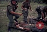 Standbild Betrieb Wahiawa verletzte mit Bell UH-1B Iroquois Huey Hubschrauber Cuchi Süd Vietnam, 1966, aus Sekunde 21 historischem Filmmaterial Videoclip 65675038728