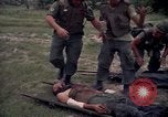 Standbild Betrieb Wahiawa verletzte mit Bell UH-1B Iroquois Huey Hubschrauber Cuchi Süd Vietnam, 1966, aus Sekunde 22 historischem Filmmaterial Videoclip 65675038728
