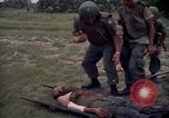 Standbild Betrieb Wahiawa verletzte mit Bell UH-1B Iroquois Huey Hubschrauber Cuchi Süd Vietnam, 1966, aus Sekunde 23 historischem Filmmaterial Videoclip 65675038728