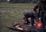 Standbild Betrieb Wahiawa verletzte mit Bell UH-1B Iroquois Huey Hubschrauber Cuchi Süd Vietnam, 1966, aus Sekunde 24 historischem Filmmaterial Videoclip 65675038728