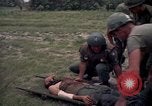 Standbild Betrieb Wahiawa verletzte mit Bell UH-1B Iroquois Huey Hubschrauber Cuchi Süd Vietnam, 1966, aus Sekunde 25 historischem Filmmaterial Videoclip 65675038728
