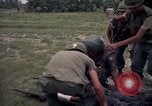 Standbild Betrieb Wahiawa verletzte mit Bell UH-1B Iroquois Huey Hubschrauber Cuchi Süd Vietnam, 1966, aus Sekunde 26 historischem Filmmaterial Videoclip 65675038728