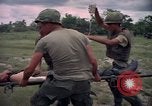 Standbild Betrieb Wahiawa verletzte mit Bell UH-1B Iroquois Huey Hubschrauber Cuchi Süd Vietnam, 1966, aus Sekunde 29 historischem Filmmaterial Videoclip 65675038728