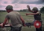 Standbild Betrieb Wahiawa verletzte mit Bell UH-1B Iroquois Huey Hubschrauber Cuchi Süd Vietnam, 1966, aus Sekunde 30 historischem Filmmaterial Videoclip 65675038728