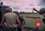 Standbild Betrieb Wahiawa verletzte mit Bell UH-1B Iroquois Huey Hubschrauber Cuchi Süd Vietnam, 1966, aus Sekunde 31 historischem Filmmaterial Videoclip 65675038728
