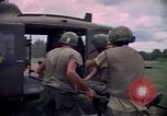 Standbild Betrieb Wahiawa verletzte mit Bell UH-1B Iroquois Huey Hubschrauber Cuchi Süd Vietnam, 1966, aus Sekunde 32 historischem Filmmaterial Videoclip 65675038728