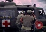Standbild Betrieb Wahiawa verletzte mit Bell UH-1B Iroquois Huey Hubschrauber Cuchi Süd Vietnam, 1966, aus Sekunde 33 historischem Filmmaterial Videoclip 65675038728