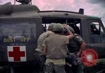 Standbild Betrieb Wahiawa verletzte mit Bell UH-1B Iroquois Huey Hubschrauber Cuchi Süd Vietnam, 1966, aus Sekunde 34 historischem Filmmaterial Videoclip 65675038728