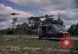 Standbild Betrieb Wahiawa verletzte mit Bell UH-1B Iroquois Huey Hubschrauber Cuchi Süd Vietnam, 1966, aus Sekunde 35 historischem Filmmaterial Videoclip 65675038728