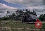 Standbild Betrieb Wahiawa verletzte mit Bell UH-1B Iroquois Huey Hubschrauber Cuchi Süd Vietnam, 1966, aus Sekunde 36 historischem Filmmaterial Videoclip 65675038728