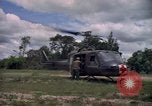 Standbild Betrieb Wahiawa verletzte mit Bell UH-1B Iroquois Huey Hubschrauber Cuchi Süd Vietnam, 1966, aus Sekunde 37 historischem Filmmaterial Videoclip 65675038728