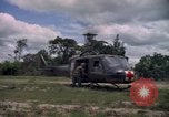 Standbild Betrieb Wahiawa verletzte mit Bell UH-1B Iroquois Huey Hubschrauber Cuchi Süd Vietnam, 1966, aus Sekunde 39 historischem Filmmaterial Videoclip 65675038728