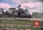 Standbild Betrieb Wahiawa verletzte mit Bell UH-1B Iroquois Huey Hubschrauber Cuchi Süd Vietnam, 1966, aus Sekunde 41 historischem Filmmaterial Videoclip 65675038728