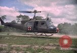 Standbild Betrieb Wahiawa verletzte mit Bell UH-1B Iroquois Huey Hubschrauber Cuchi Süd Vietnam, 1966, aus Sekunde 42 historischem Filmmaterial Videoclip 65675038728