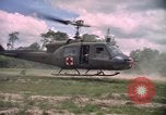 Standbild Betrieb Wahiawa verletzte mit Bell UH-1B Iroquois Huey Hubschrauber Cuchi Süd Vietnam, 1966, aus Sekunde 43 historischem Filmmaterial Videoclip 65675038728