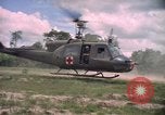 Standbild Betrieb Wahiawa verletzte mit Bell UH-1B Iroquois Huey Hubschrauber Cuchi Süd Vietnam, 1966, aus Sekunde 44 historischem Filmmaterial Videoclip 65675038728