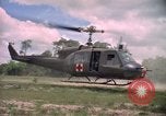 Standbild Betrieb Wahiawa verletzte mit Bell UH-1B Iroquois Huey Hubschrauber Cuchi Süd Vietnam, 1966, aus Sekunde 46 historischem Filmmaterial Videoclip 65675038728