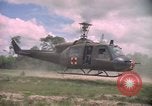 Standbild Betrieb Wahiawa verletzte mit Bell UH-1B Iroquois Huey Hubschrauber Cuchi Süd Vietnam, 1966, aus Sekunde 48 historischem Filmmaterial Videoclip 65675038728