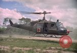 Standbild Betrieb Wahiawa verletzte mit Bell UH-1B Iroquois Huey Hubschrauber Cuchi Süd Vietnam, 1966, aus Sekunde 49 historischem Filmmaterial Videoclip 65675038728