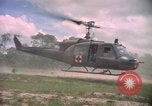 Standbild Betrieb Wahiawa verletzte mit Bell UH-1B Iroquois Huey Hubschrauber Cuchi Süd Vietnam, 1966, aus Sekunde 50 historischem Filmmaterial Videoclip 65675038728
