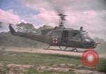 Standbild Betrieb Wahiawa verletzte mit Bell UH-1B Iroquois Huey Hubschrauber Cuchi Süd Vietnam, 1966, aus Sekunde 51 historischem Filmmaterial Videoclip 65675038728