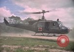 Standbild Betrieb Wahiawa verletzte mit Bell UH-1B Iroquois Huey Hubschrauber Cuchi Süd Vietnam, 1966, aus Sekunde 52 historischem Filmmaterial Videoclip 65675038728