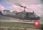 Standbild Betrieb Wahiawa verletzte mit Bell UH-1B Iroquois Huey Hubschrauber Cuchi Süd Vietnam, 1966, aus Sekunde 53 historischem Filmmaterial Videoclip 65675038728