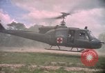 Standbild Betrieb Wahiawa verletzte mit Bell UH-1B Iroquois Huey Hubschrauber Cuchi Süd Vietnam, 1966, aus Sekunde 54 historischem Filmmaterial Videoclip 65675038728