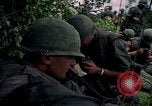 Standbild Betrieb Wahiawa verletzte mit Bell UH-1B Iroquois Huey Hubschrauber Cuchi Süd Vietnam, 1966, aus Sekunde 56 historischem Filmmaterial Videoclip 65675038728