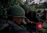 Standbild Betrieb Wahiawa verletzte mit Bell UH-1B Iroquois Huey Hubschrauber Cuchi Süd Vietnam, 1966, aus Sekunde 57 historischem Filmmaterial Videoclip 65675038728