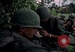 Standbild Betrieb Wahiawa verletzte mit Bell UH-1B Iroquois Huey Hubschrauber Cuchi Süd Vietnam, 1966, aus Sekunde 58 historischem Filmmaterial Videoclip 65675038728