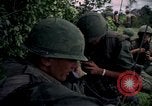 Standbild Betrieb Wahiawa verletzte mit Bell UH-1B Iroquois Huey Hubschrauber Cuchi Süd Vietnam, 1966, aus Sekunde 59 historischem Filmmaterial Videoclip 65675038728