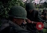 Standbild Betrieb Wahiawa verletzte mit Bell UH-1B Iroquois Huey Hubschrauber Cuchi Süd Vietnam, 1966, aus Sekunde 60 historischem Filmmaterial Videoclip 65675038728