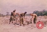 Standbild 101st Airborne Division Soldaten bauen Bunker Papageien Schnabel Kambodscha, 1970, aus Sekunde 6 historischem Filmmaterial Videoclip 65675038731