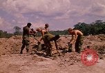 Standbild 101st Airborne Division Soldaten bauen Bunker Papageien Schnabel Kambodscha, 1970, aus Sekunde 7 historischem Filmmaterial Videoclip 65675038731