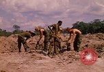 Standbild 101st Airborne Division Soldaten bauen Bunker Papageien Schnabel Kambodscha, 1970, aus Sekunde 8 historischem Filmmaterial Videoclip 65675038731
