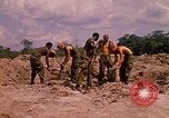 Standbild 101st Airborne Division Soldaten bauen Bunker Papageien Schnabel Kambodscha, 1970, aus Sekunde 9 historischem Filmmaterial Videoclip 65675038731